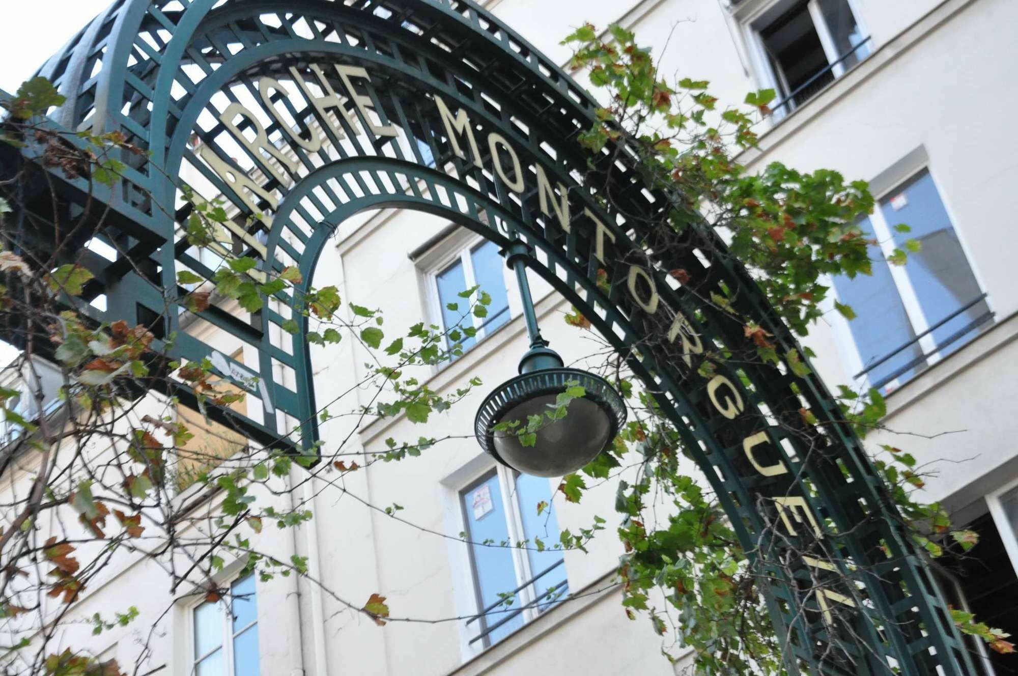 65-French Cancan St Denis Parigi Esterno foto